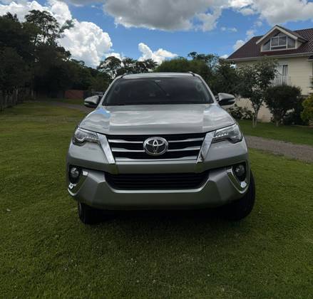 TOYOTA HILUX SW4 2.8 SRX 4X4 7 LUGARES 16V TURBO INTERCOOLER DIESEL 4P AUTOMÁTICO